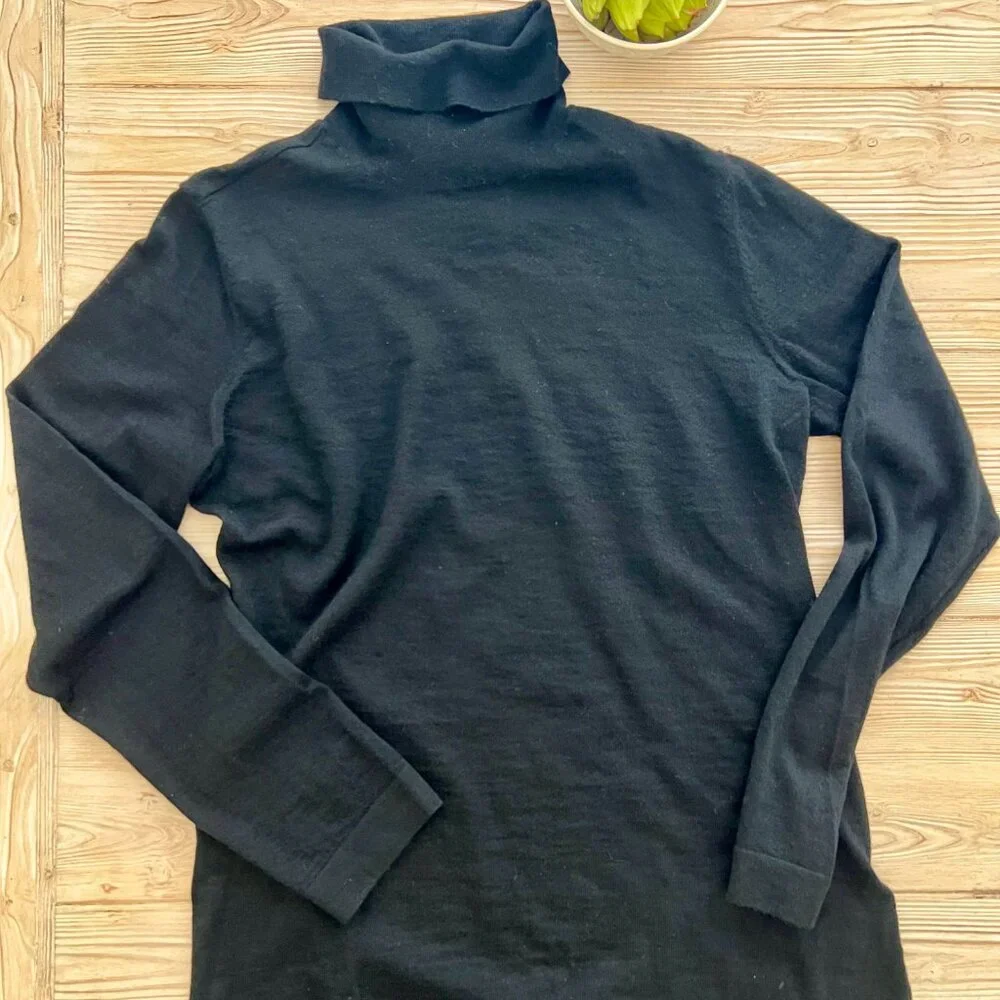 Christopher Fischer 100% cashmere turtleneck | light weight layeriing essential